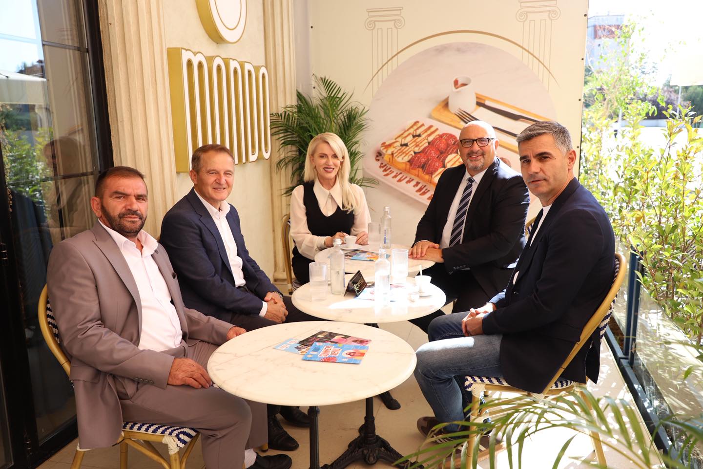 Kandidatët për kryetar të Vushtrrisë pinë kafe bashkë para nisjes së fushatës, i mbledh kryetari aktual