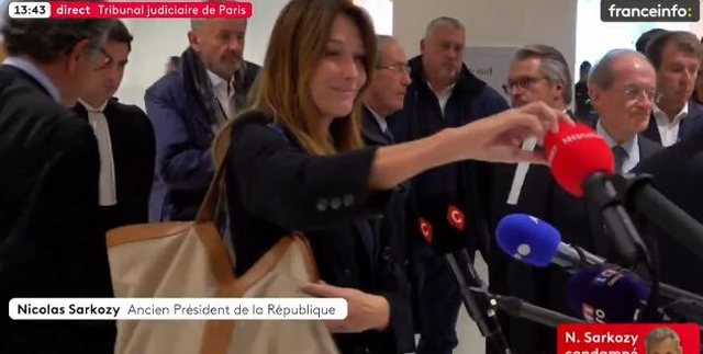 Sarkozy u dënua me 5 vite burg, Carla Bruni inatoset me gazetarët