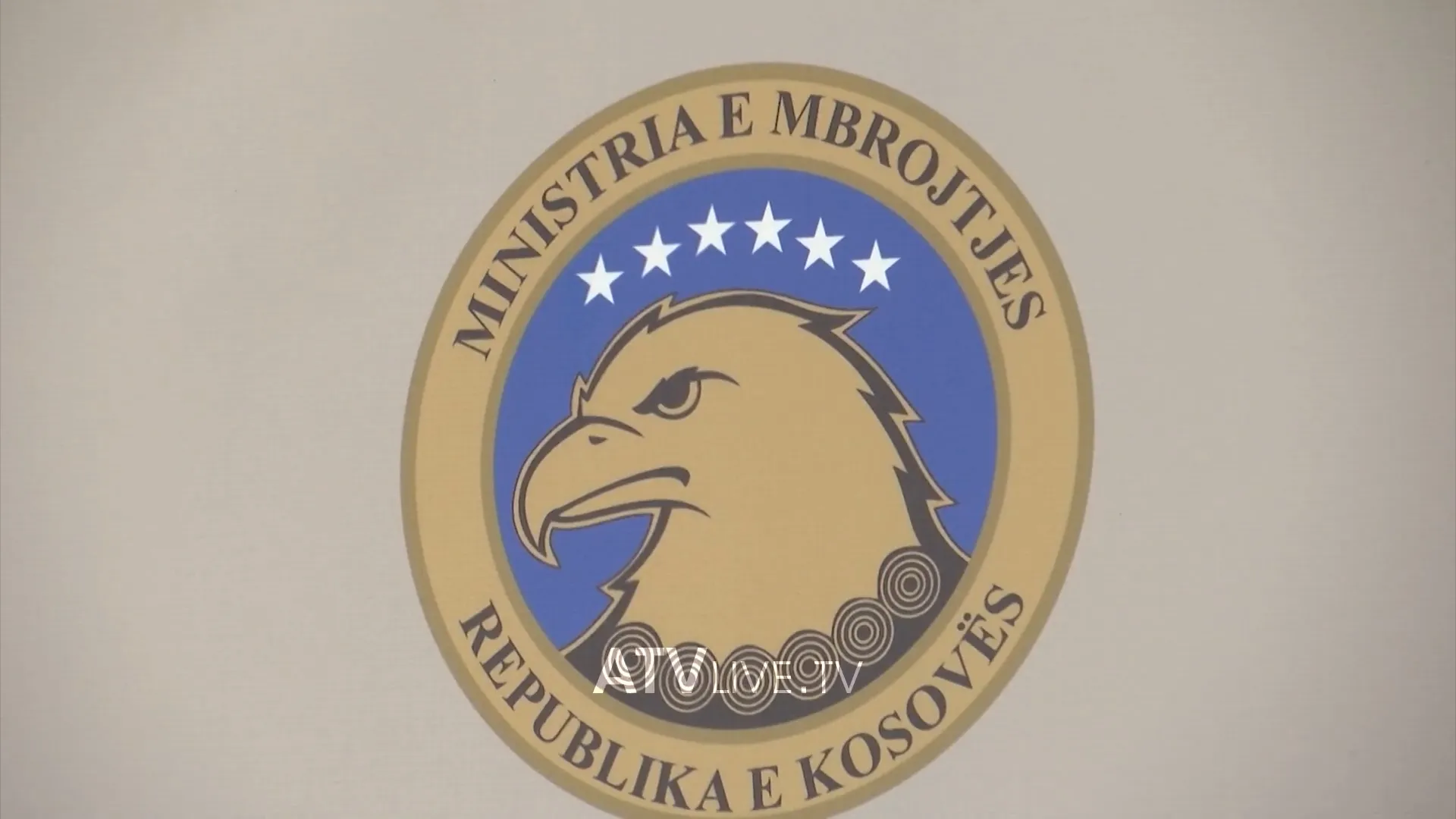 Ministria e Mbrojtjes “mbetet” pa mobile, tenderi 138 mijë eurosh iu dha një kompanie të papërgjegjshme