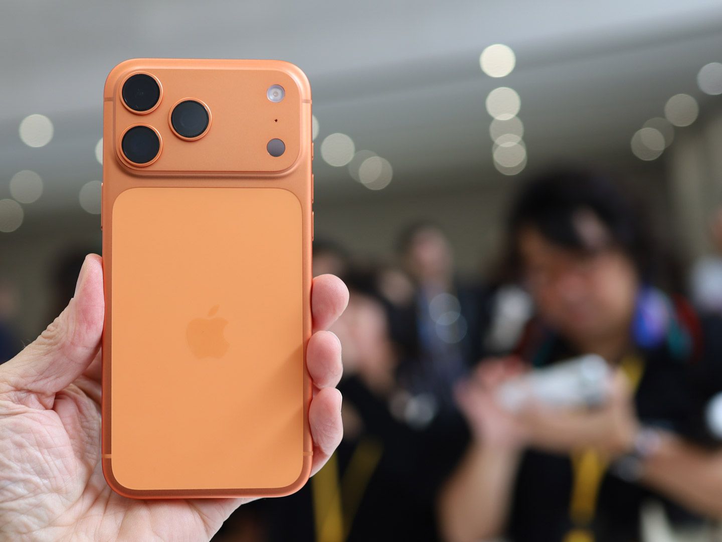 Shqiptarët mund të rrinë pa bukë, por jo pa iPhone-in më të ri