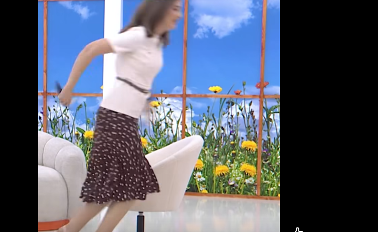 Moment i sikletshëm për prezantuesen shqiptare, rrëzohet gjatë transmetimit live