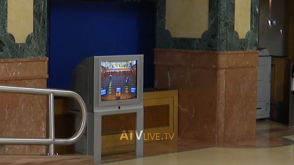 Në epokën e digjitales, Kuvendi i Kosovë ruan një televizor analog