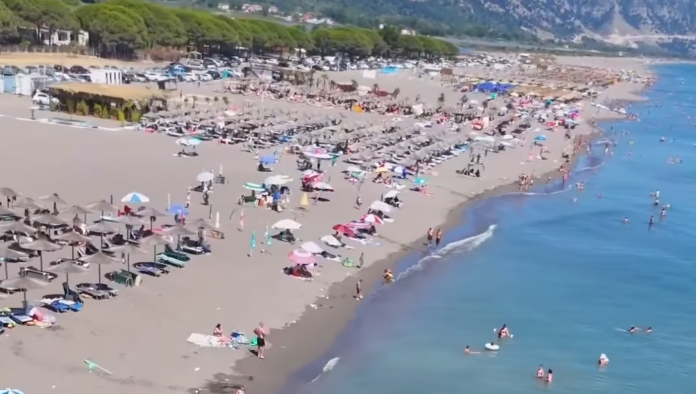 Vjeshta në Velipojë, plazhi plot me turistë nga Kosova dhe Maqedonia e Veriut
