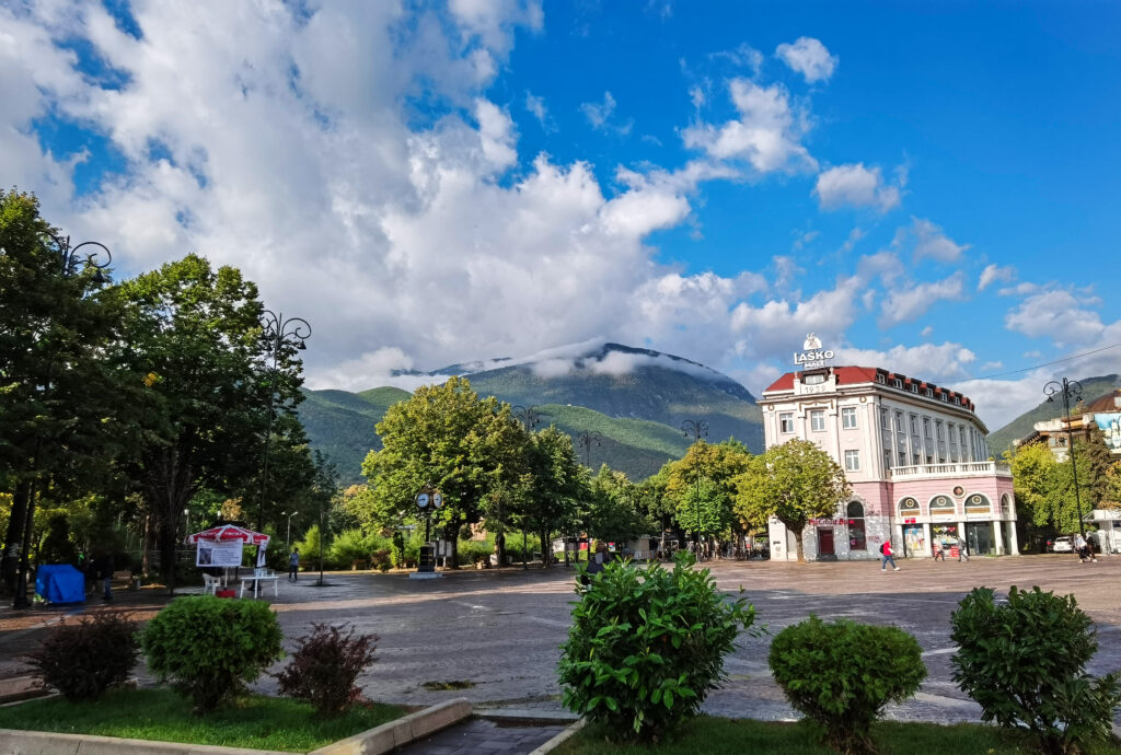 Peja qyteti mes alpeve shqiptare që ruan shpirtin e traditës dhe bukurinë e natyrës