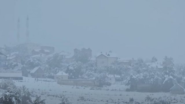 Bora bllokon dy të moshuar në Tropojë, policia ndërhyn për shpëtim