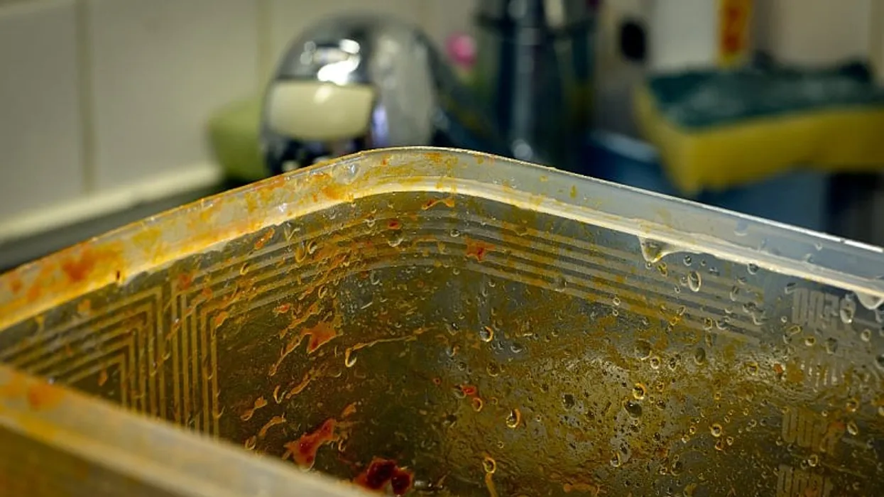 Më lehtë nga sa mendoni, mund ta hiqni lehtësisht yndyrën nga enët plastike me këtë metodë