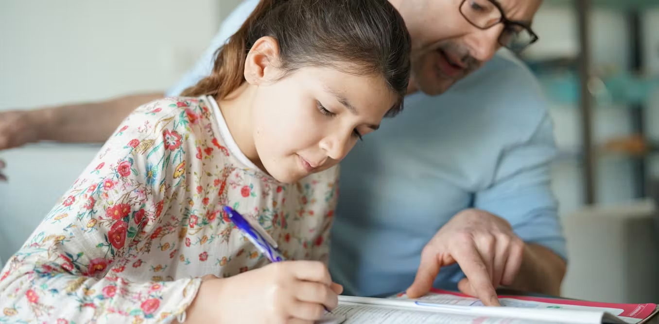 Fëmijët nuk duhet t’i bëjnë detyrat me prindërit, sipas psikologëve