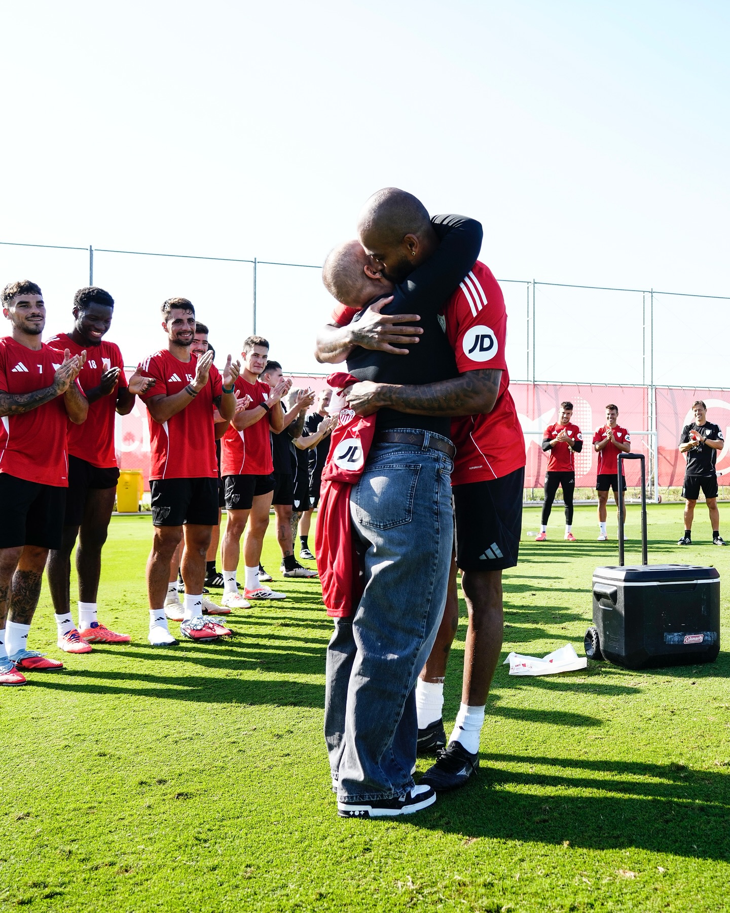 Moment prekës te Sevilla: Marcao fton të dashurën në stërvitje pas përballjes me kancerin