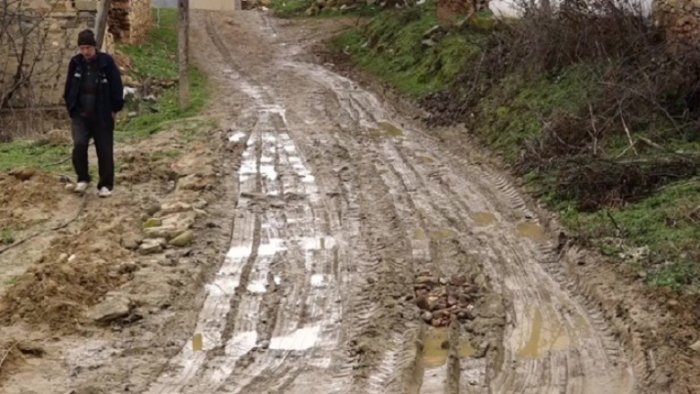 Çizme të dëmtuara dhe rroba rezervë për shkollë: Realiteti i tronditshëm i fëmijëve në Fushë Kosovë