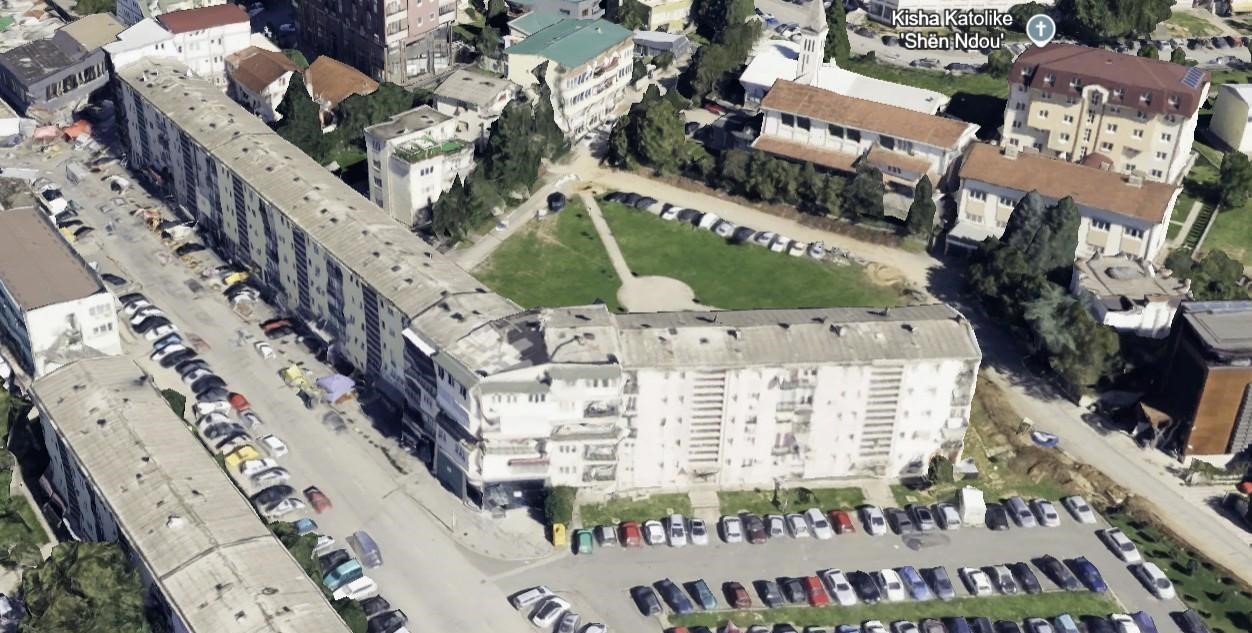 Qytetari nxjerr në hapësirë publike gypin e kanalizimit, kundërmon lagjia