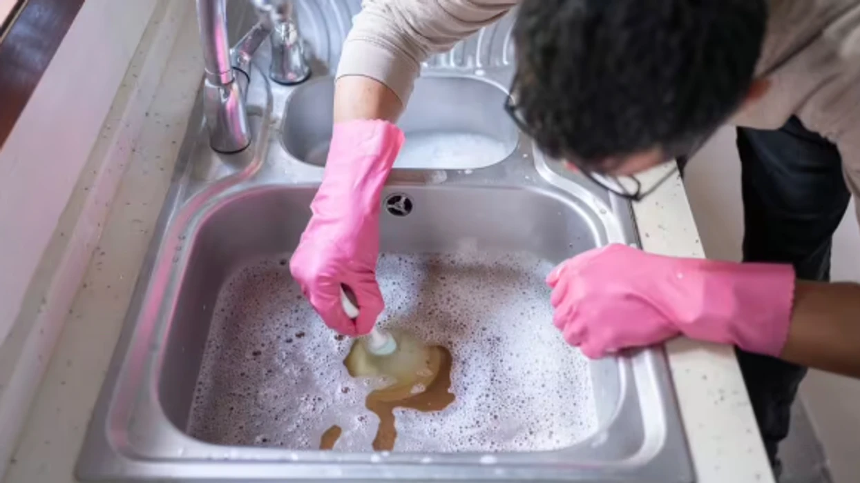 Aromë e keqe, ose uji vonon të kullojë? Zhbllokoni lehtësisht lavamanin duke përdorur këtë produkt
