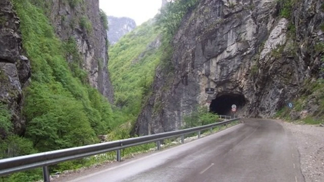 Tragjedi në Grykën e Rugovës: Një grua humb jetën pasi ra nga lartësia
