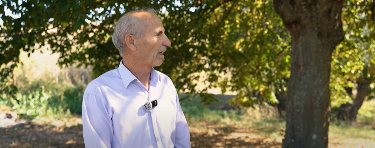 Pensionisti gjilanas që kujdeset me dashuri për pemishtet e gjyshit