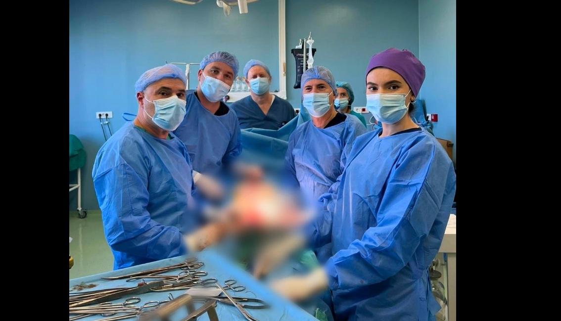 Ndërhyrje kirurgjikale e rrallë në QKUK: Mjekët shpëtojnë jetën e pacientit me pesë sëmundje të aortës dhe arterieve iliake