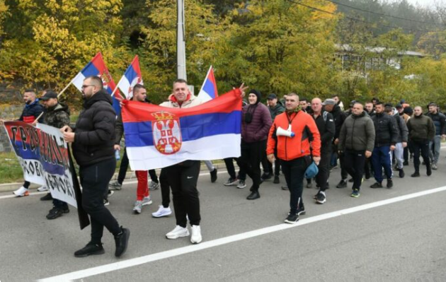 Serbët nga Kosova udhëtojnë 315 km për të mbështetur Vuçiqin