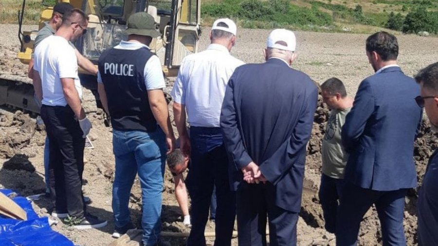 Familja gjen mbetje të dyshimta të Iuftës së fundit gjatë gërmimit të varrit, policia jep detajet