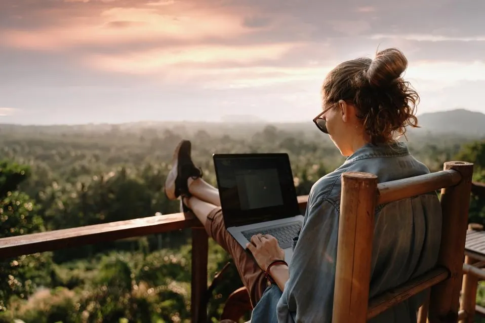 “Workcation”: punë dhe pushime në të njëjtin vend – trendi i ri i profesionistëve.