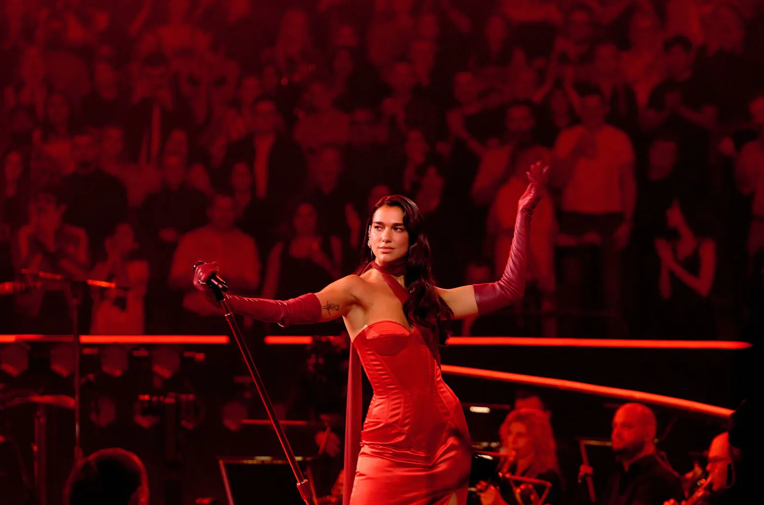 Dua Lipa dhe artistë të mëdhenj i kërkojnë kryeministrit britanik: “Të ulë çmimet e biletave”