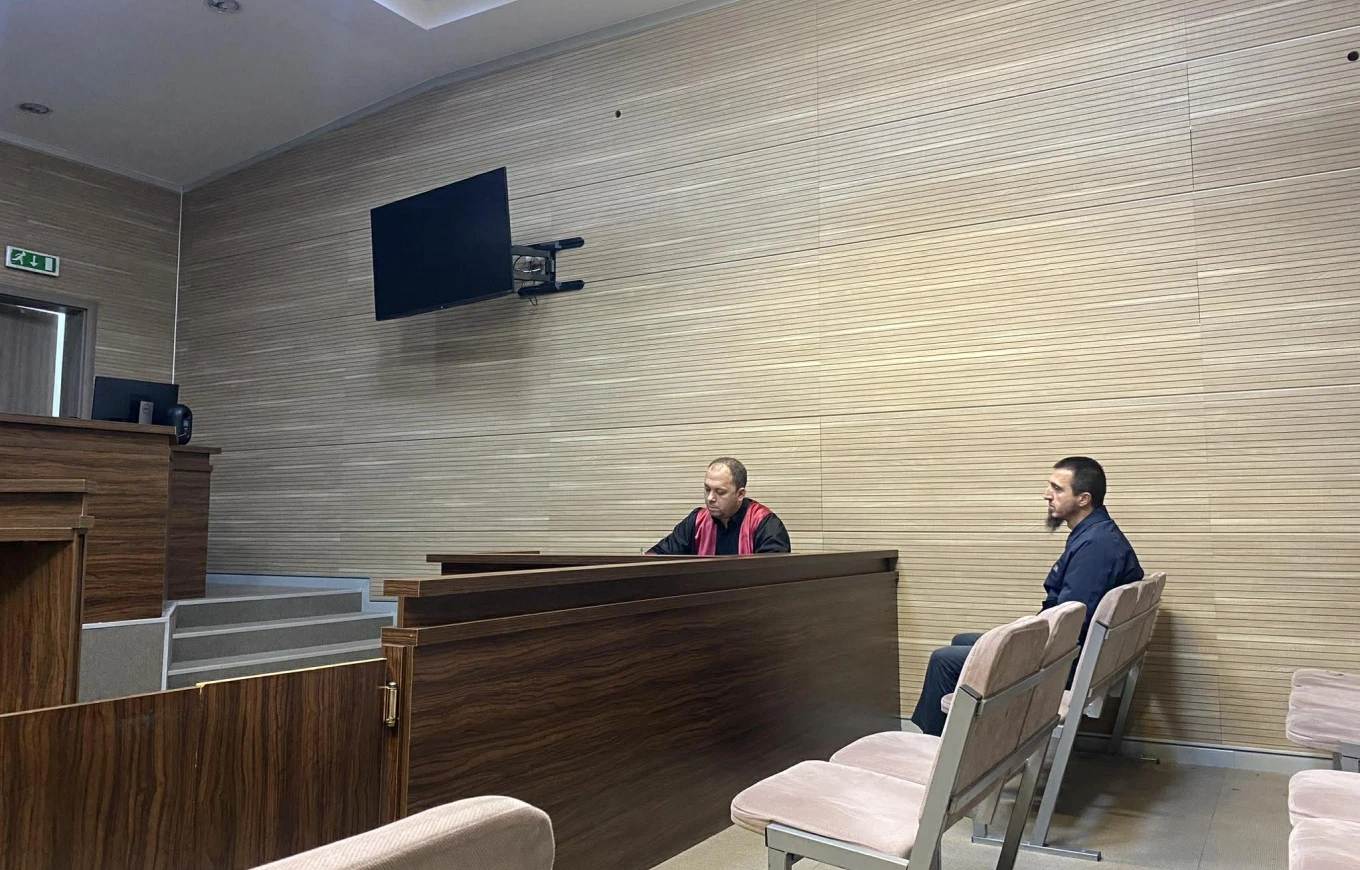 Nis gjykimi ndaj arsimtarit që hodhi flamurin kombëtar e plisin në mbeturina