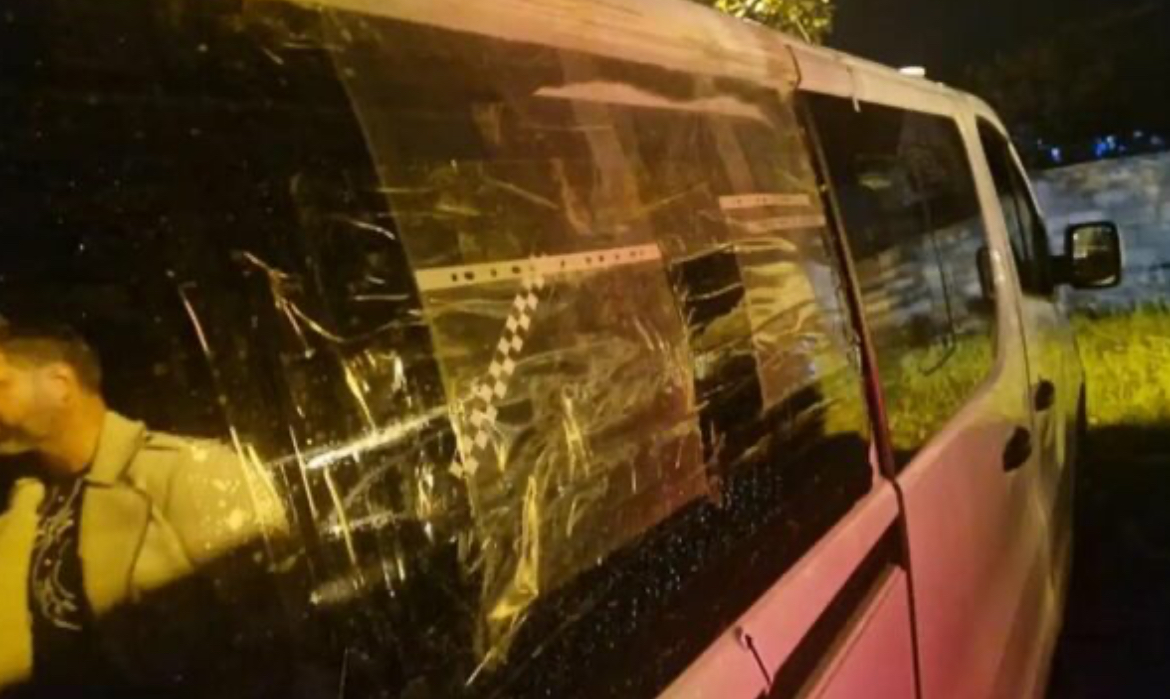 Huliganët në Mal të Zi sulmuan tifozët kroatë, u bllokuan rrugën dhe shkatërruan automjete me shufra hekuri