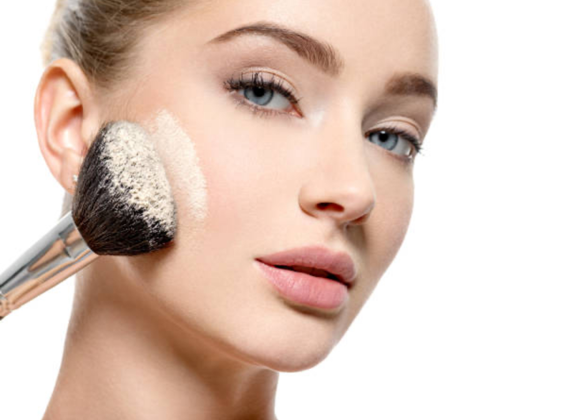 A shkakton pudra plakje të parakohshme të lëkurës? Dermatologu jep këshillat kyçe
