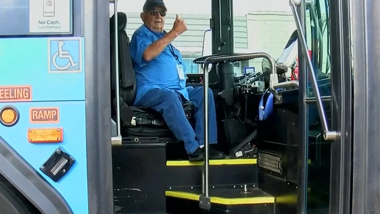 Shoferi i autobusit nga Teksasi shpallet më i vjetri në botë, 95 vjeç