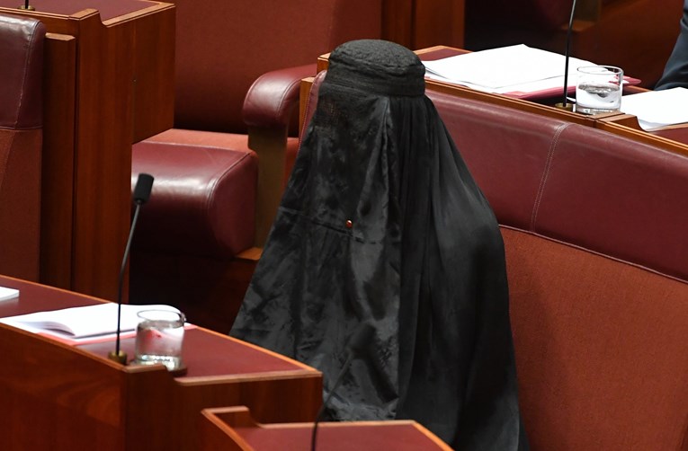 Senatorja e djathtë australiane hyri në parlament me burkë, revoltohen myslimanet