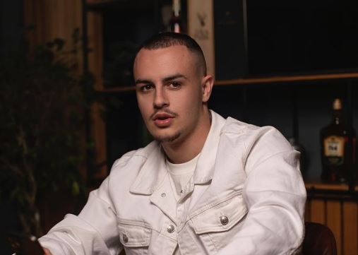 Don Xhoni “thyen rrjetin” me një foto misterioze, kush është vajza që i ka vjedhur zemrën reperit?