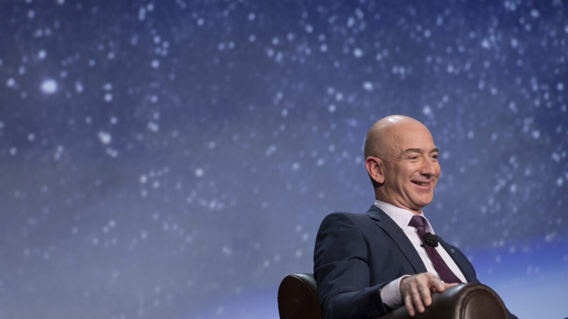 Jeff Bezos rikthehet si CEO, por jo tek Amazon