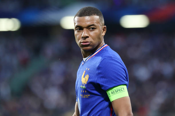 Kylian Mbappe i lumtur pas arritjes së shifrës 400 Golave në karrierë
