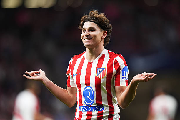 Julian Alvarez i hapur për një kalim tek PSG ose Barcelona