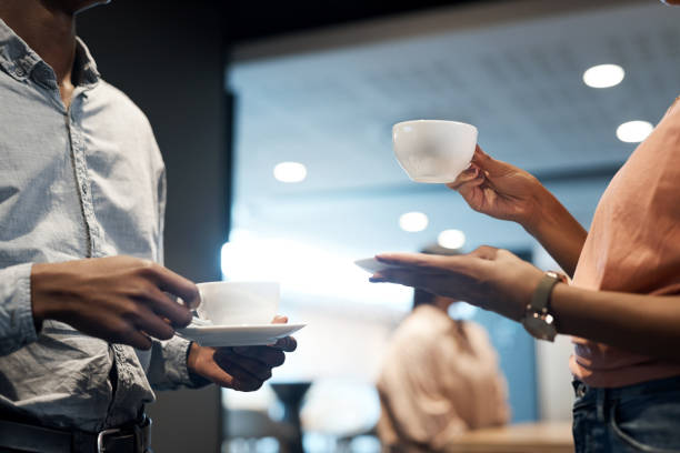 Kultura e “coffee talk” në kosove: kafeneja si zyre, takim, terapi.