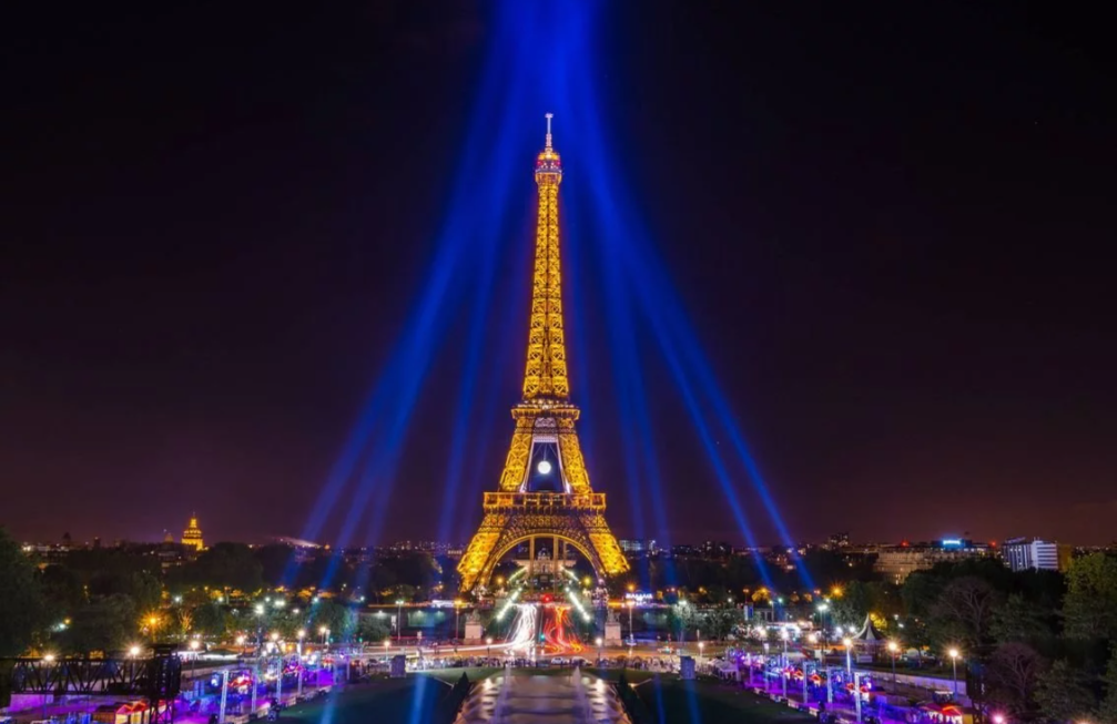 Në cilin rast fotografimi i Kullës Eiffel natën mund të shkelë të drejtat e autorit?