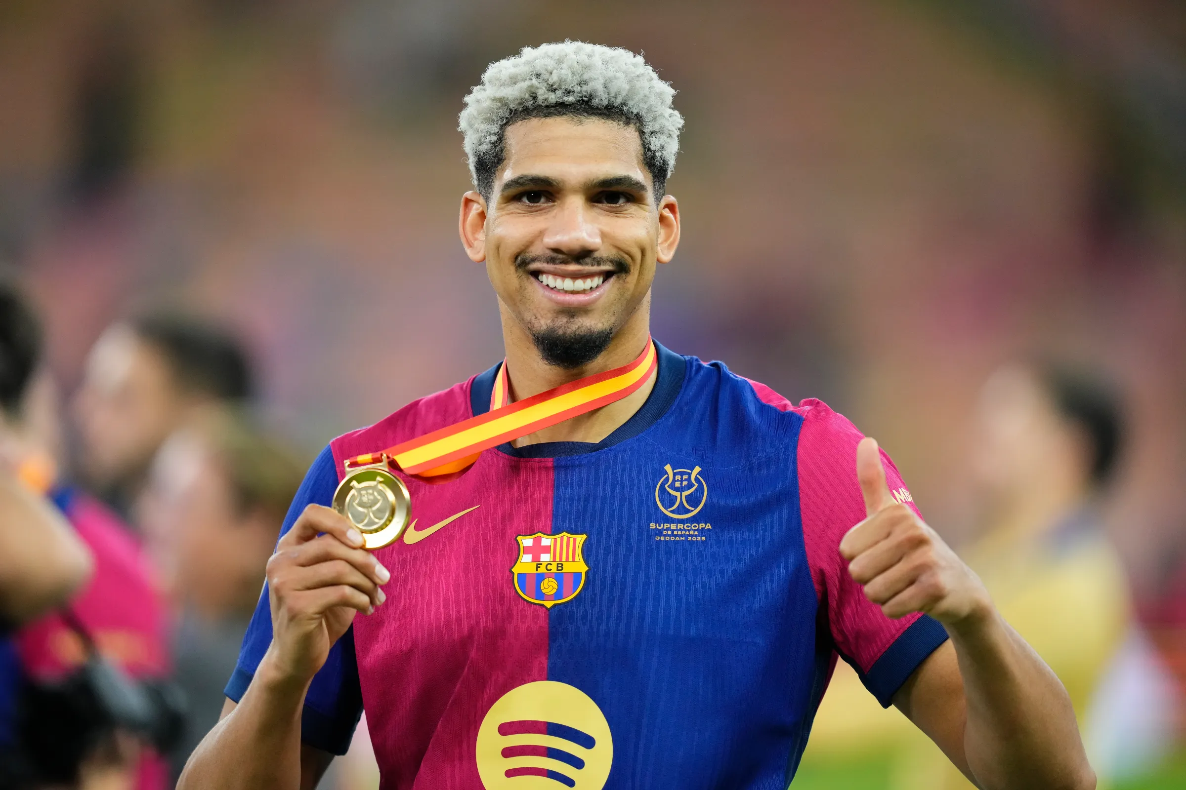 The Athletic ka raportuar se Ronald Araujo mund të largohet nga Barcelona në 2026