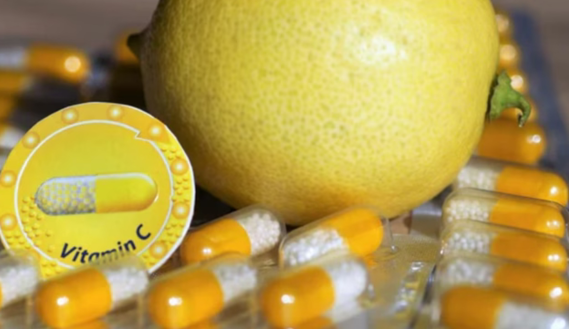 Katër shenjat që tregojnë se trupit tuaj i mungon vitamina C