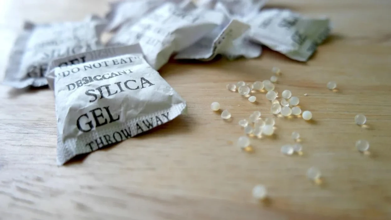 Mos i hidhni më qeset me ‘silika-gel’: Ja si shpëtojnë këpucët, elektronikën, ushqimet, librat dhe çdo gjë tjetër në shtëpi