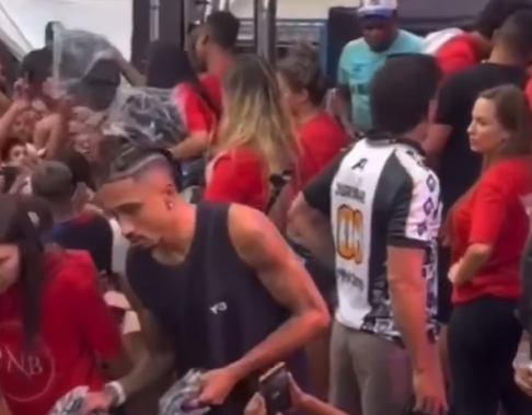 Raphinha dhe bashkëshortja e tij shpërndajnë gëzim në Brazil për festat e fundvitit