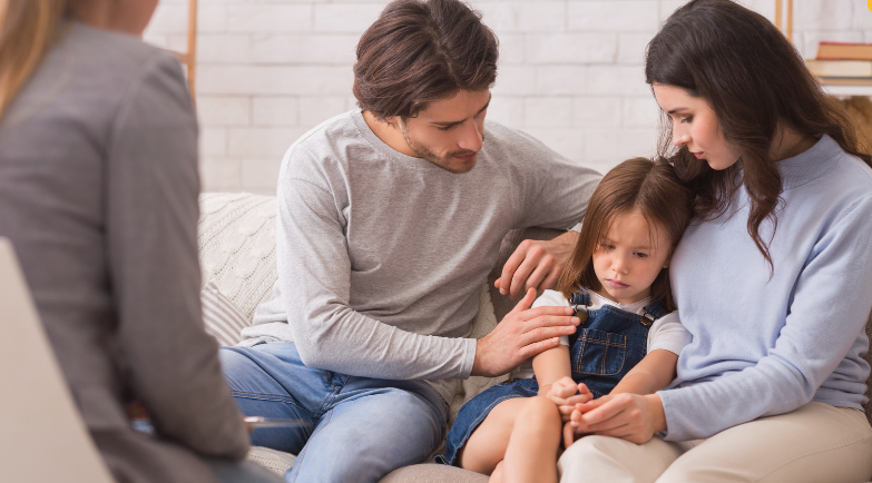 Prindër mos e teproni me kujdes ndaj fëmijëve, “Overprotective Parenting” po ndikon në identitetin e tyre