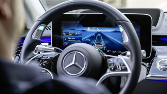 Mercedes do t’ju lejojë të drejtoni pa duar së shpejti, por ekziston një “kusht”…