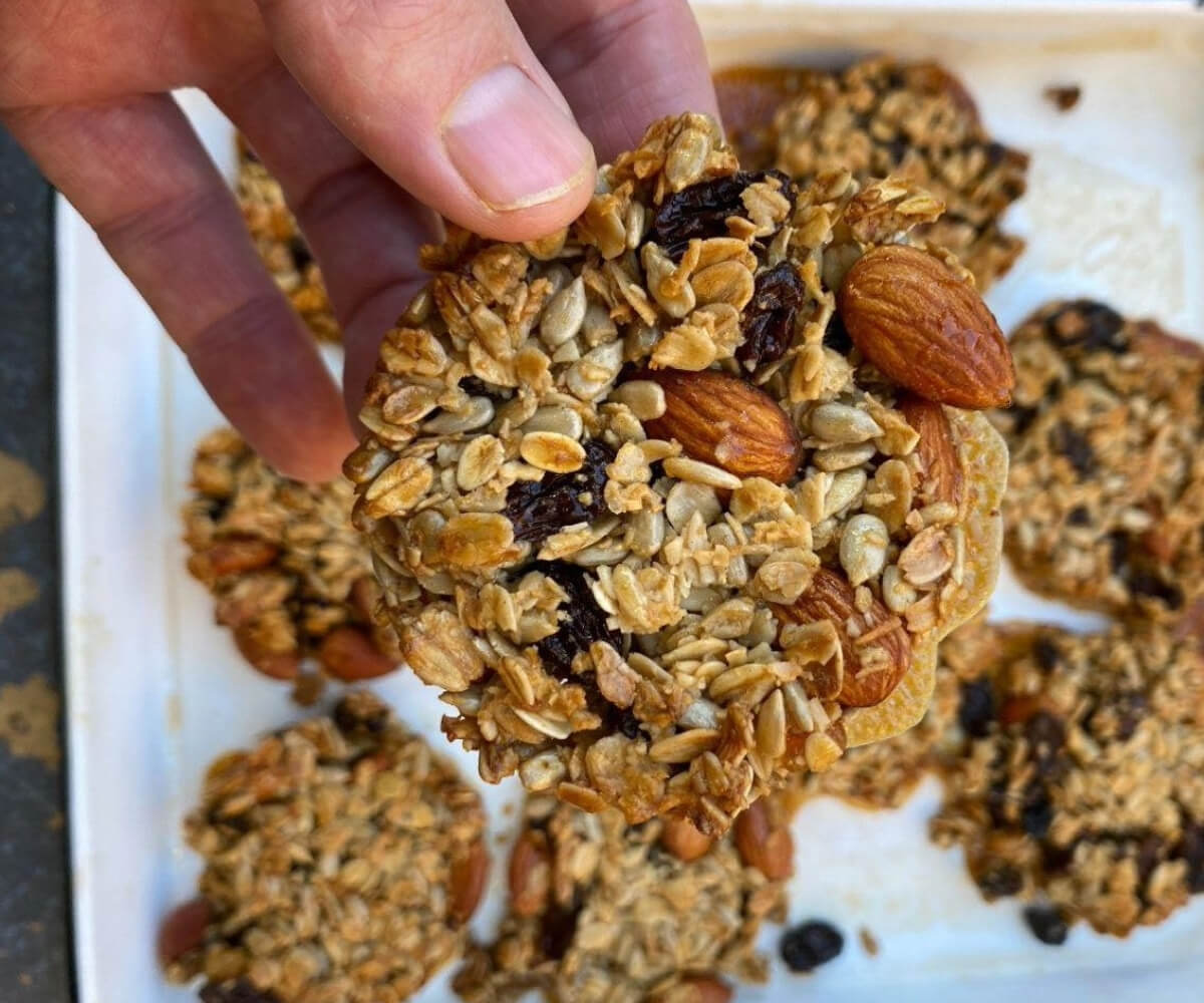 Mëngjes i shpejtë dhe ushqyes, përgatitni biskota granola pa sheqer