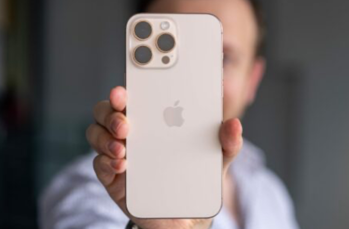 Shqetësim për përdoruesit e iPhone: Bateritë mund të fryhen gjatë fluturimeve