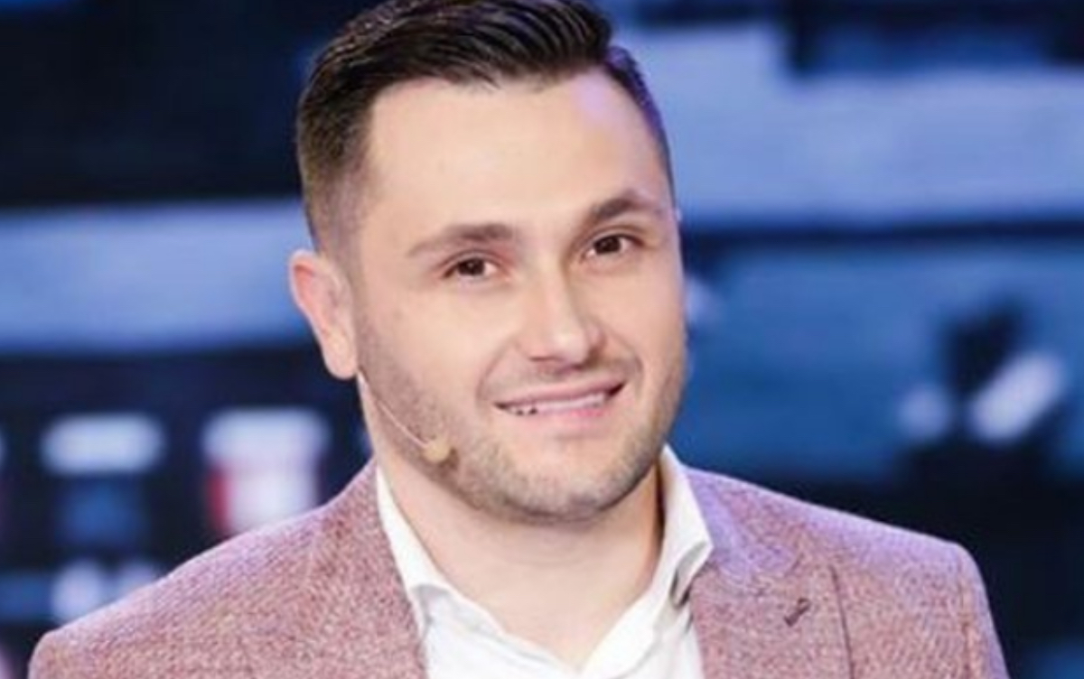 Tatuazhi, vargjet biblike dhe një buzëqeshje ndryshe: Bes Kallaku më i lumtur se kurrë