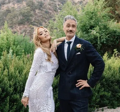Rita Ora rikthen në vëmendje propozimin që i bëri burrit të saj