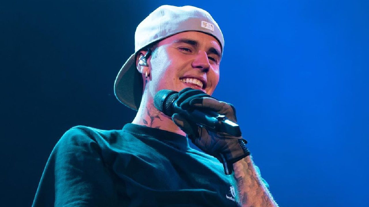 Justin Bieber rikthehet në skenën e Grammy Awards pas katër vitesh mungesë