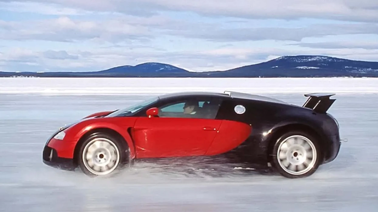 Shoferi i testimit të Bugatti Veyron tregon momentet kur frenoi me 400 km/h