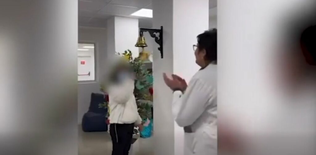 14-vjeçarja triumfon mbi leuçeminë akute, momenti i gongut të triumfit