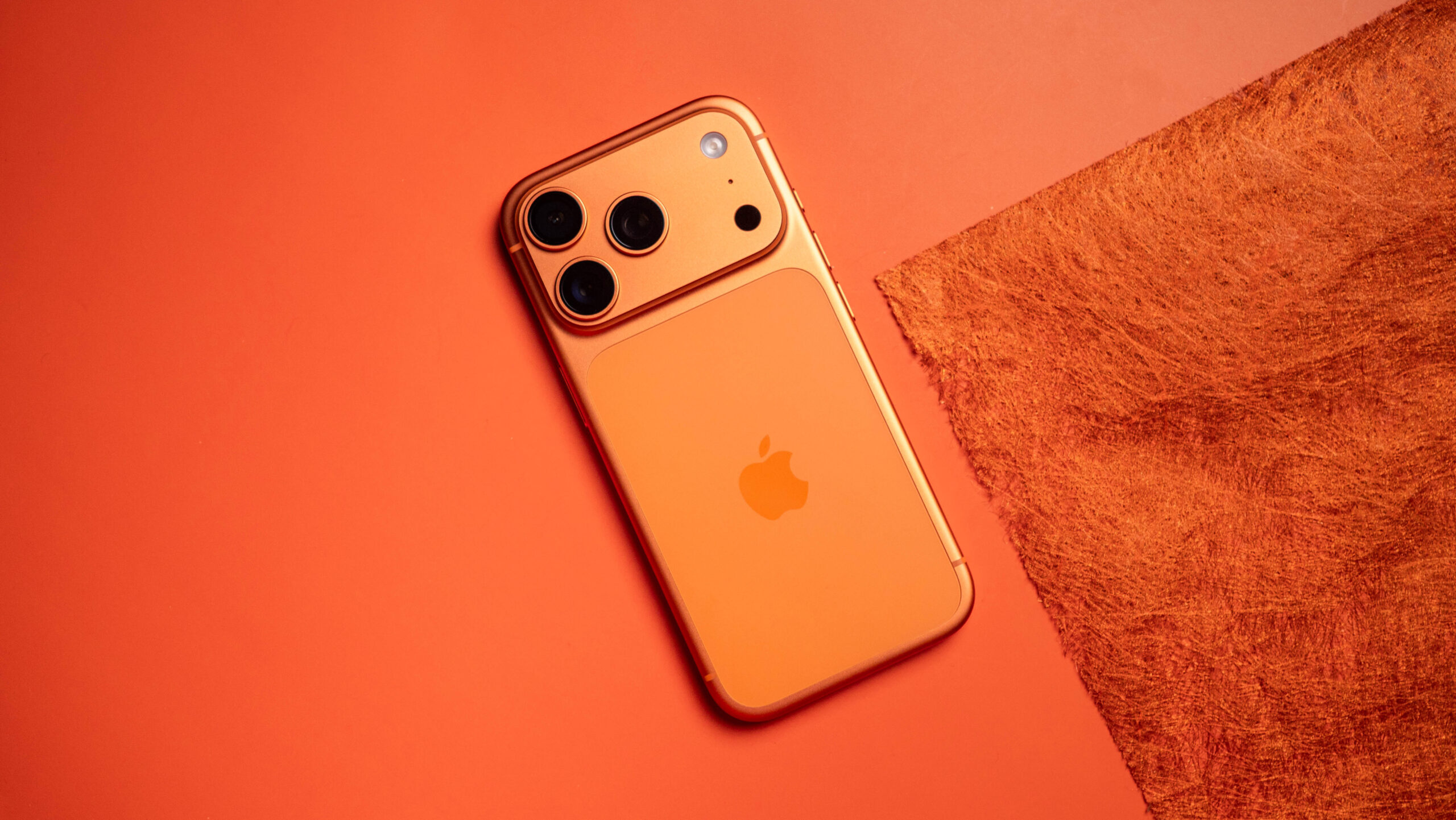 Apple po planifikon një ngjyrë të re “premium” për iPhone