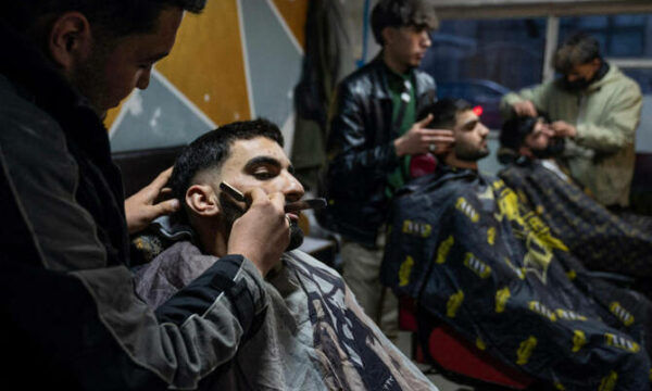 Berberët në Afganistan rrezikojnë burg për prerjen e shkurtër të mjekrave të burrave