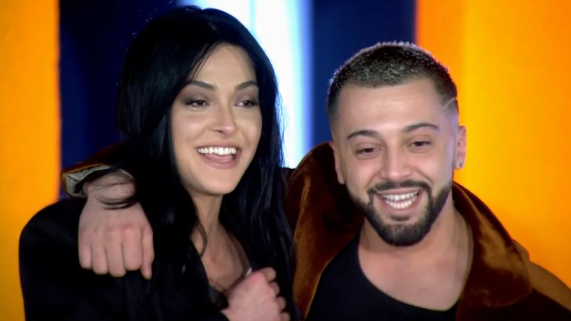 VIDEO / Blerina përlotet teksa dëgjon këngën e re të Gjestit, dedikuar vëllait të ndjerë