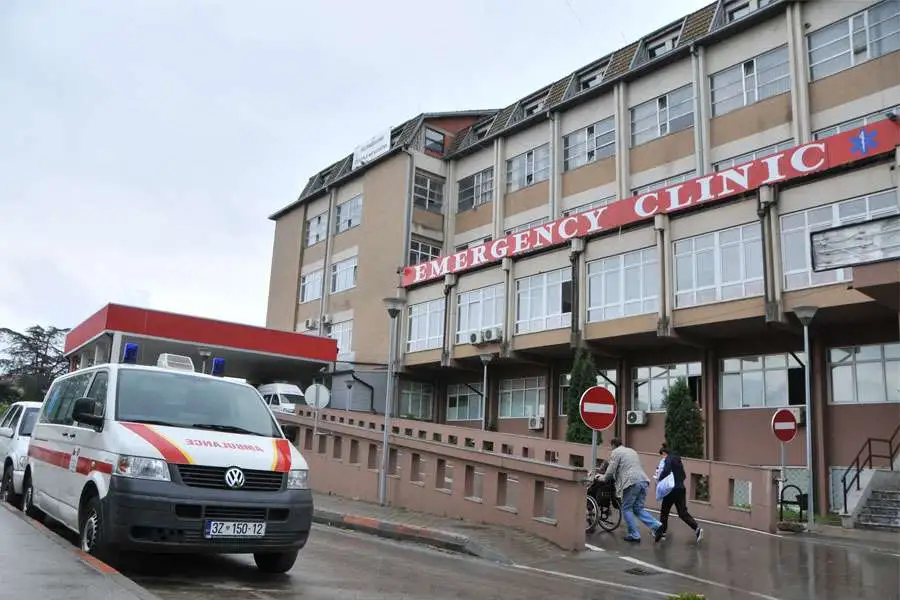 Vdes një grua në QKUK, Policia po e trajton rastin si shtytje në vetëvrasje